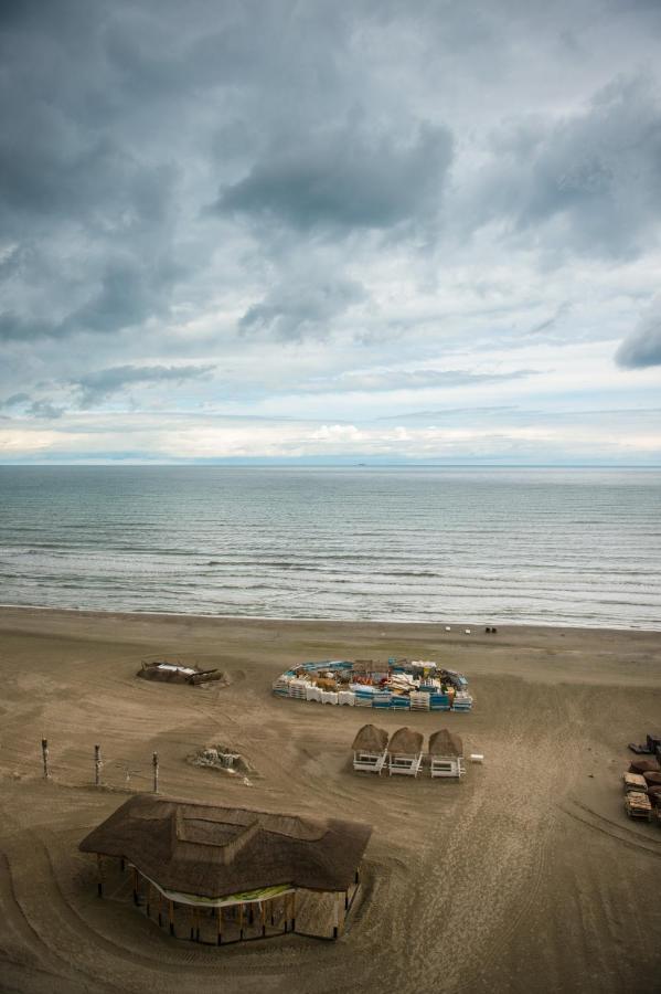 Luxury Promenada Apartment - Frontal Beachfront Mamaia Nord Năvodari Kültér fotó
