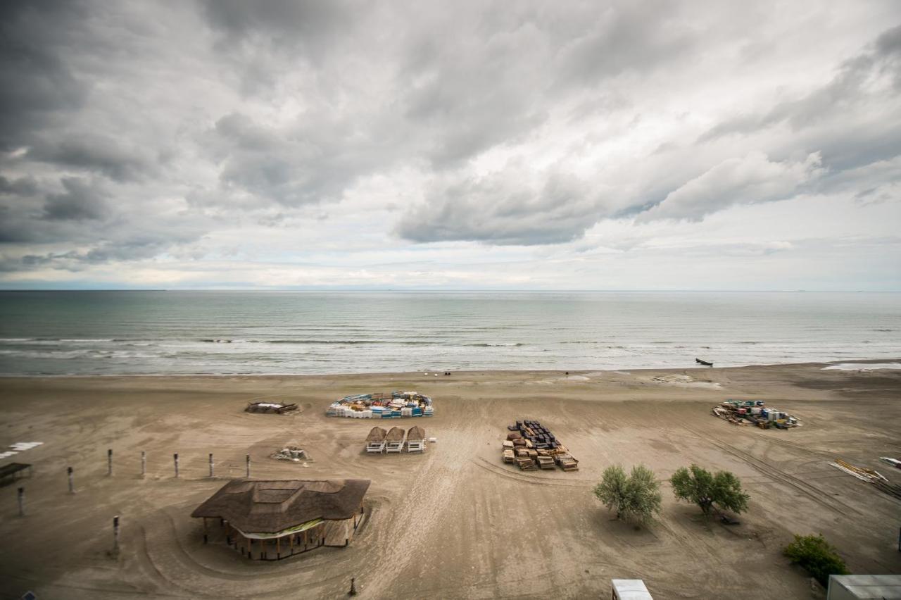 Luxury Promenada Apartment - Frontal Beachfront Mamaia Nord Năvodari Kültér fotó