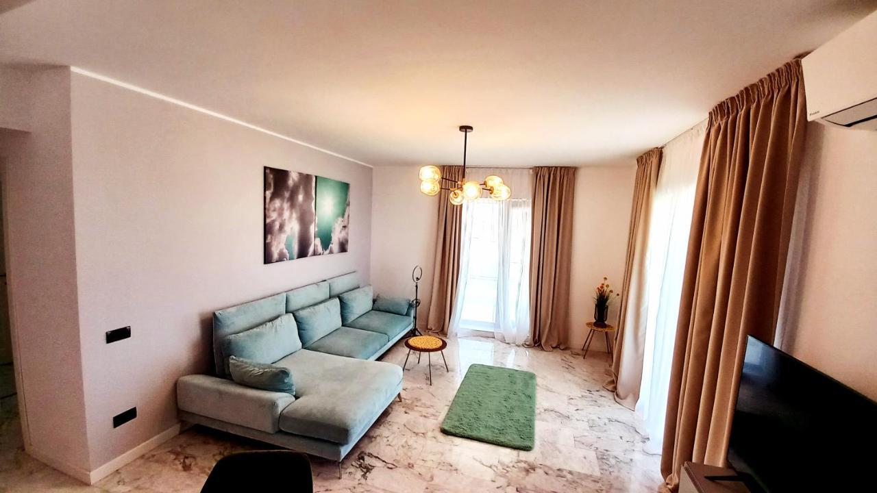 Luxury Promenada Apartment - Frontal Beachfront Mamaia Nord Năvodari Kültér fotó
