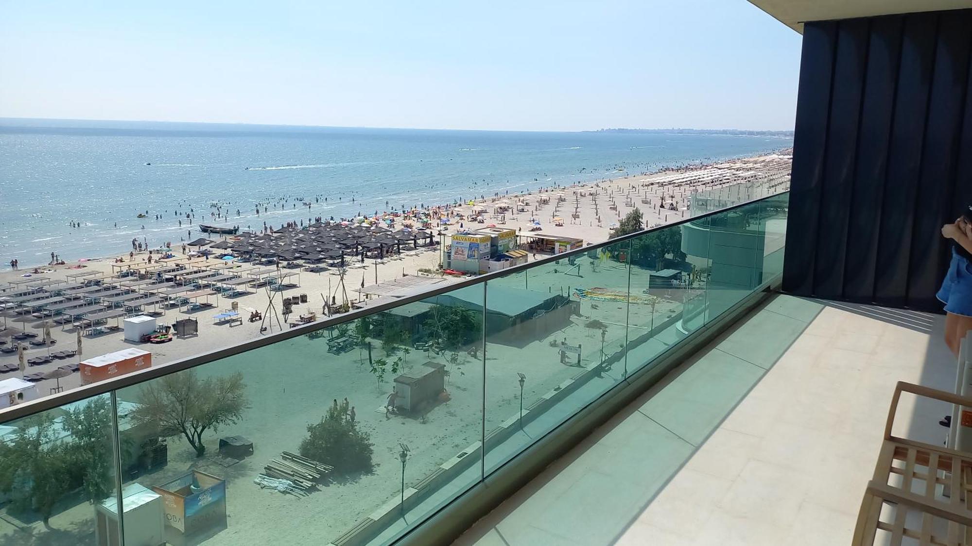Luxury Promenada Apartment - Frontal Beachfront Mamaia Nord Năvodari Kültér fotó